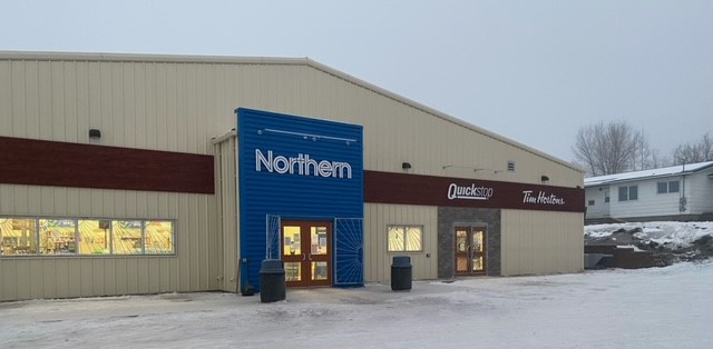 Pelican Narrows Store front.jpg (89 KB)